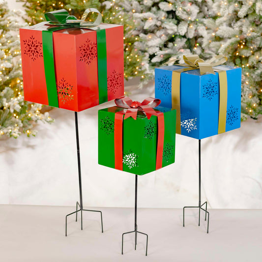 Christmas Set of 3 Assorted Christmas Gift Boxes with Snowflake Cutouts Iron Garden Stakes